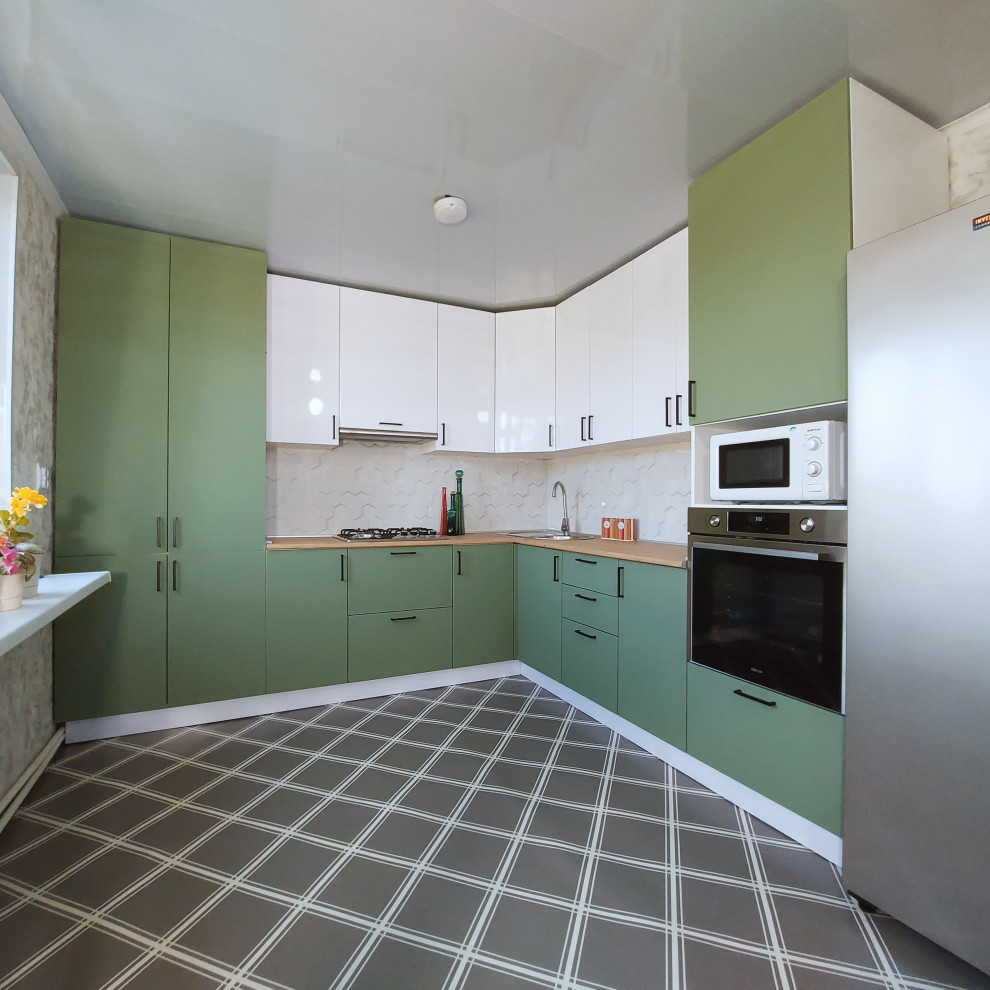 Foto på ett mellanstort funkis brun kök, med en enkel diskho, släta luckor, gröna skåp, bänkskiva i koppar, vitt stänkskydd, stänkskydd i trä, färgglada vitvaror, vinylgolv och grått golv