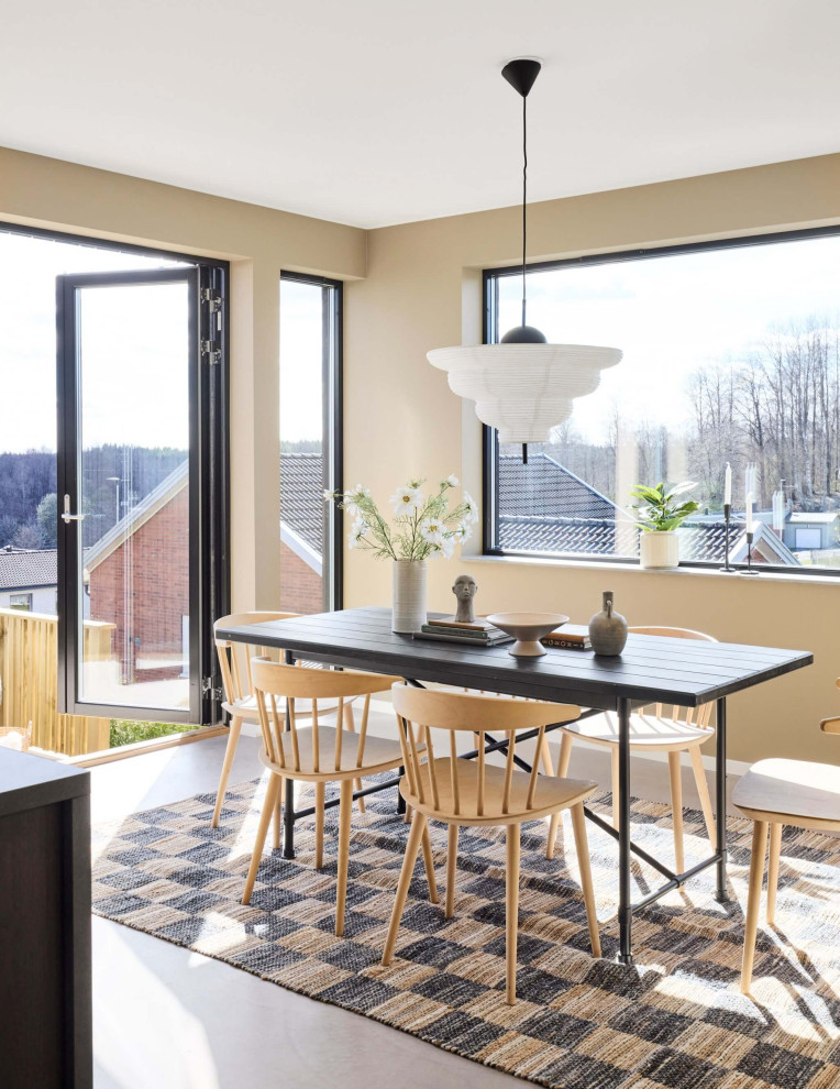 Inredning av ett modernt kök med matplats, med beige väggar, betonggolv och grått golv