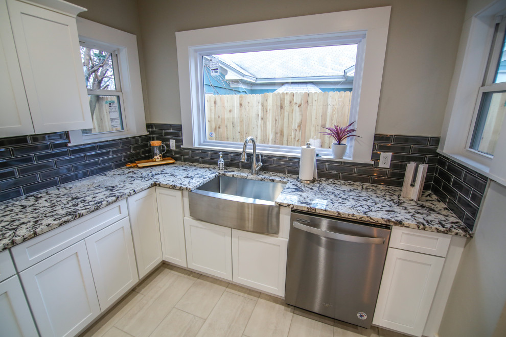 Foto på ett stort funkis kök, med skåp i shakerstil, vita skåp, granitbänkskiva och en köksö