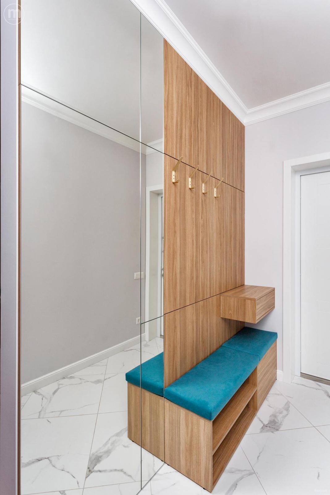 Прихожая с зеркалом