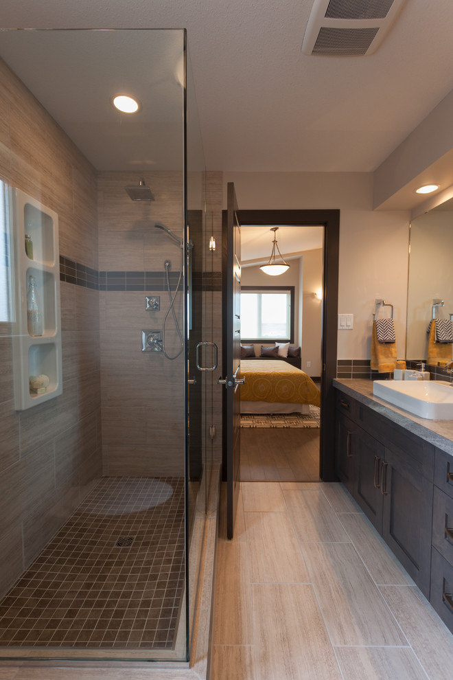 This is an example of a contemporary bathroom in Calgary.