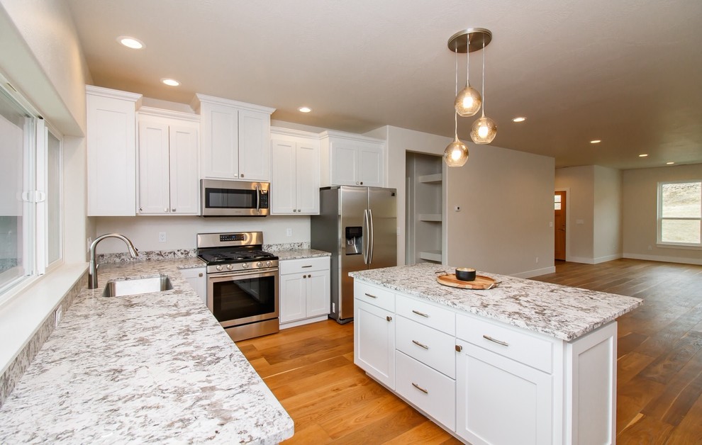 Kitchen - transitional kitchen idea