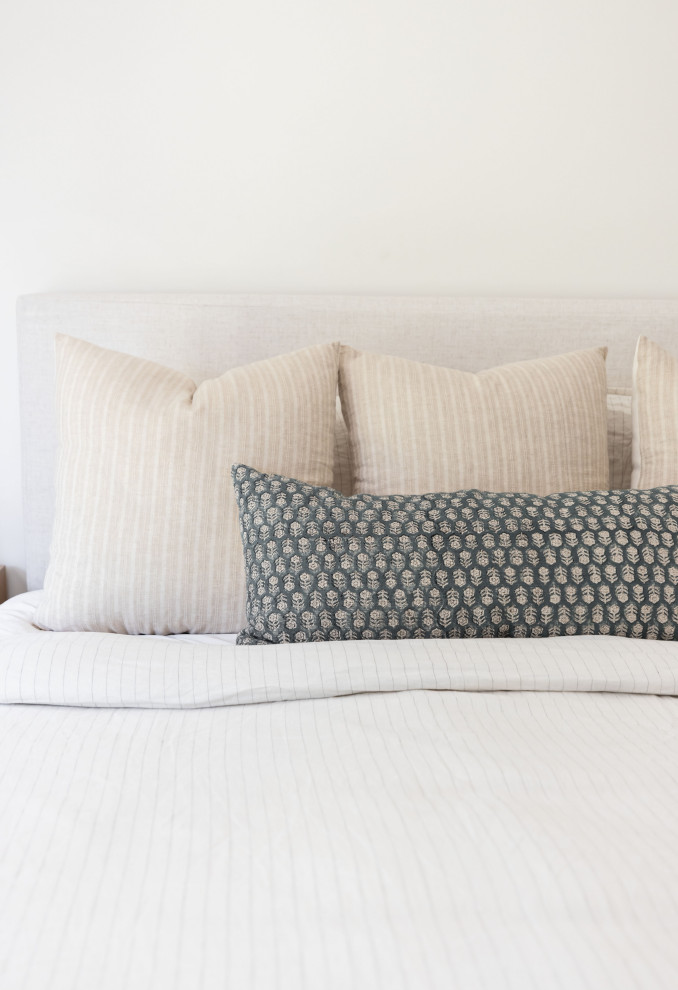 Bedroom - transitional bedroom idea in Phoenix