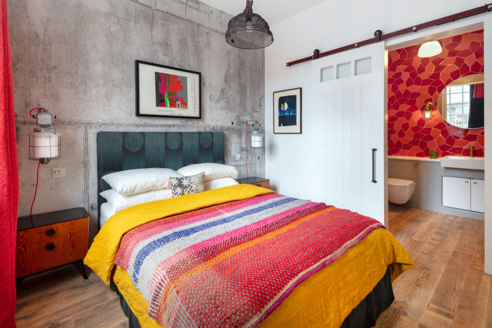 Свежая идея для дизайна: хозяйская спальня среднего размера в стиле лофт с паркетным полом среднего тона - отличное фото интерьера