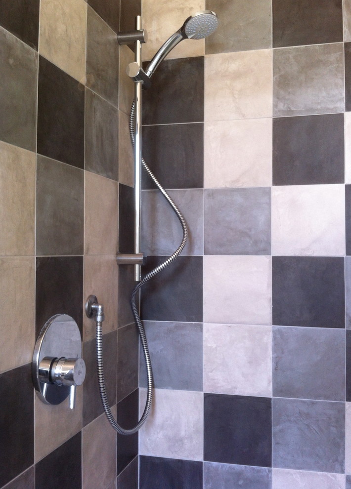 Immagine di una stanza da bagno con doccia design di medie dimensioni con WC sospeso, piastrelle multicolore, piastrelle di cemento, pavimento in gres porcellanato e pavimento beige