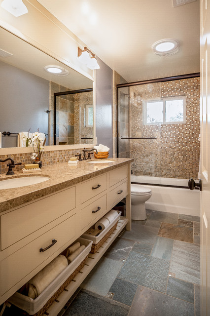 Hall Bath with Slate and Glass Tile. amerikansk-craftsman-badevaerelse