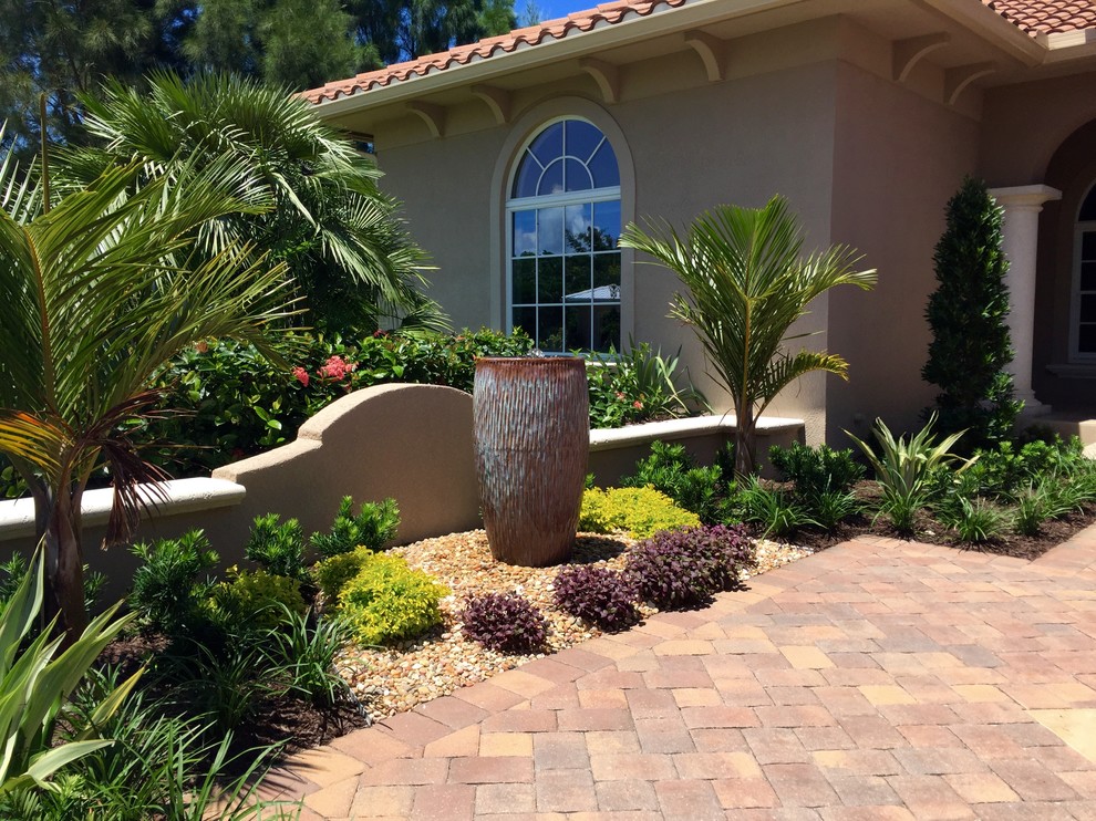 Photo of a mid-sized traditional partial sun garden in Orlando.