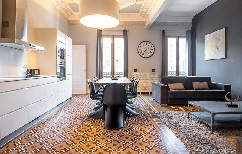Imagen de comedor de cocina clásico renovado de tamaño medio sin chimenea con paredes blancas y suelo de baldosas de cerámica