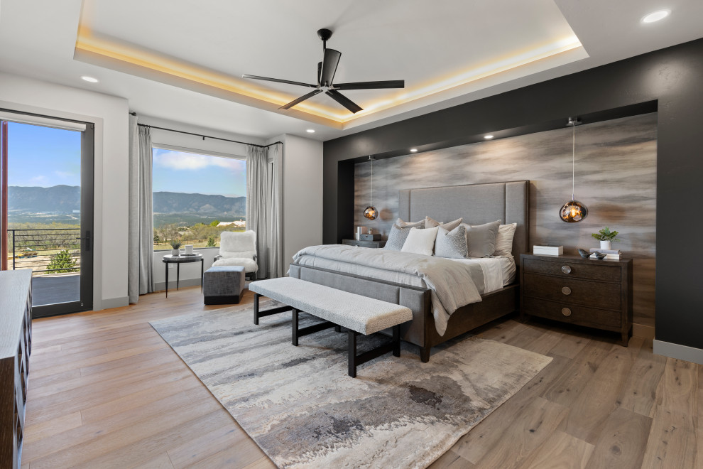Modernes Hauptschlafzimmer mit eingelassener Decke und Tapetenwänden in Denver