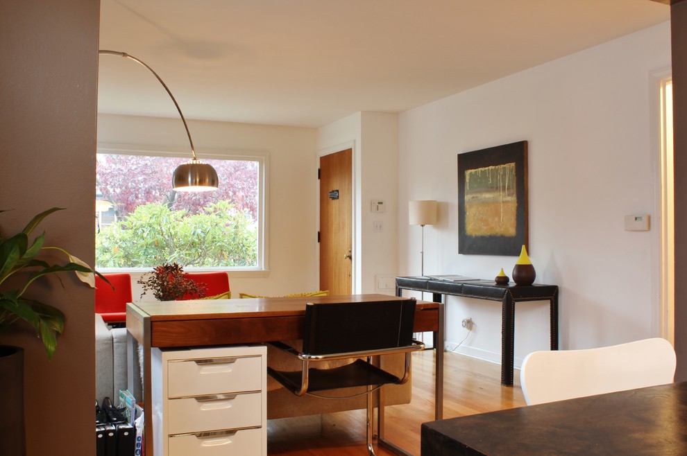 Example of a trendy living room design in Seattle