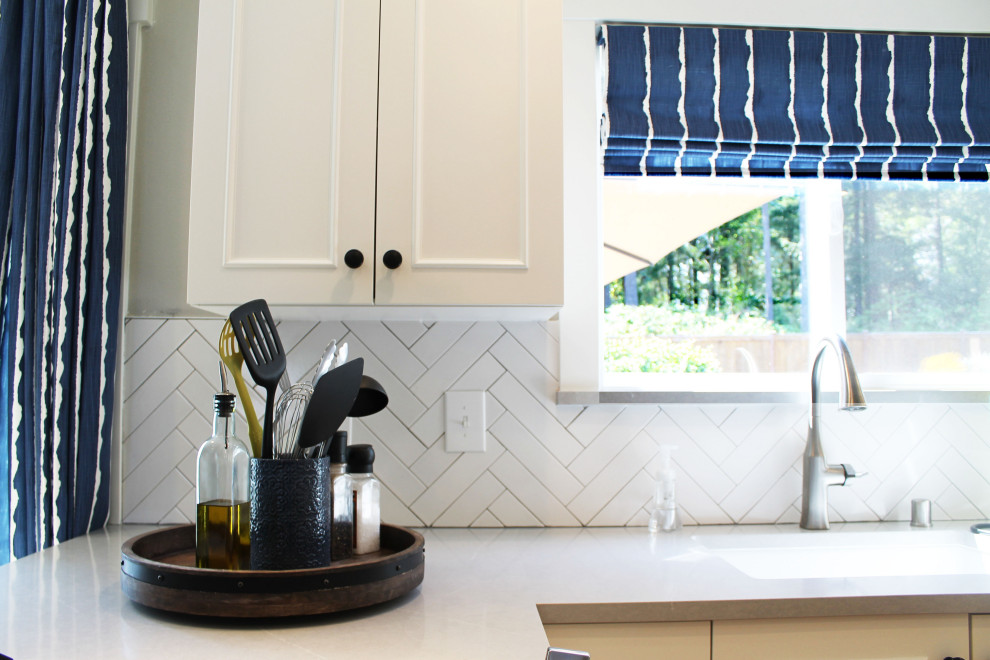 Inspiration for a mid-sized transitional u-shaped medium tone wood floor eat-in kitchen remodel in Seattle with an undermount sink, shaker cabinets, white cabinets, quartz countertops, white backsplash, ceramic backsplash, stainless steel appliances, a peninsula and gray countertops