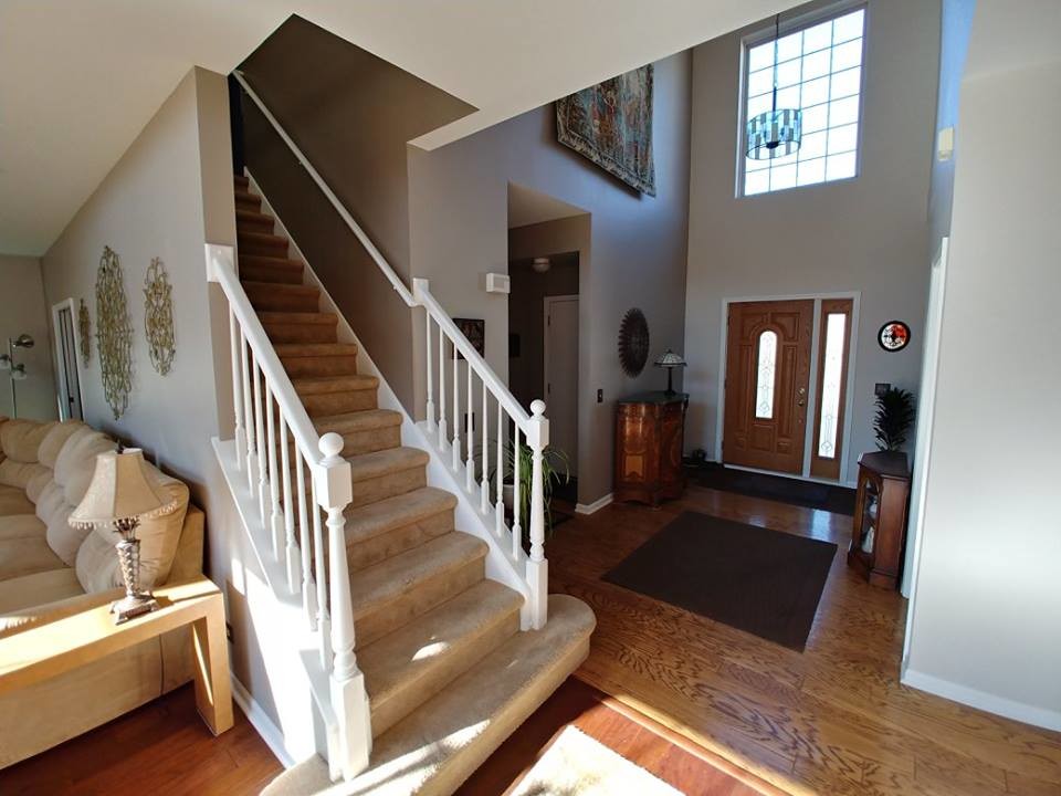 Example of a transitional entryway design in Chicago