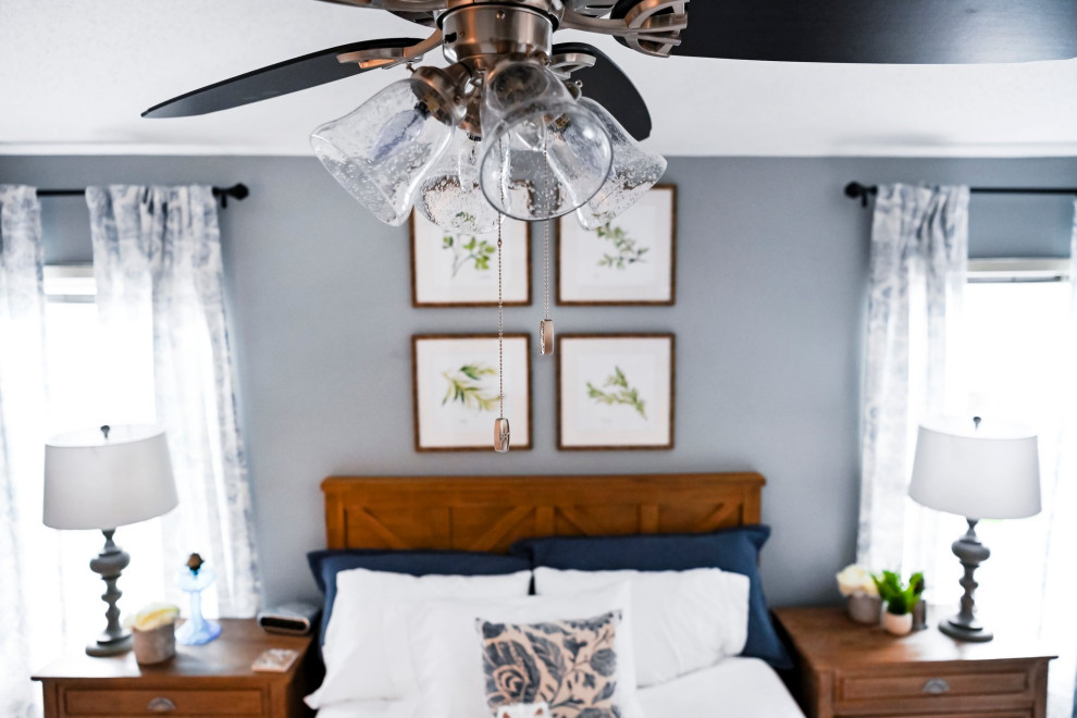 Transitional home design photo in Chicago
