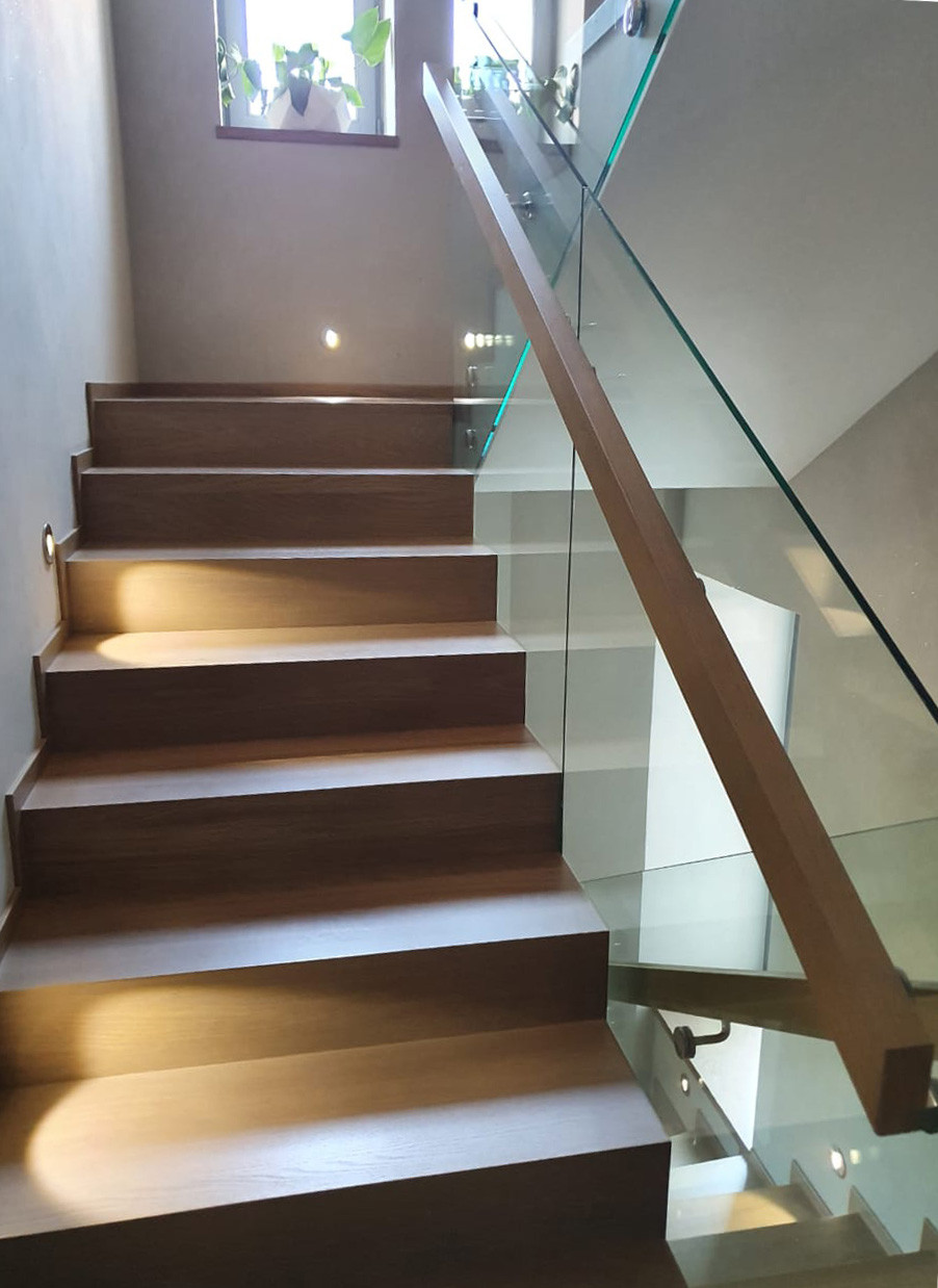 Дубовая лестница без свеса