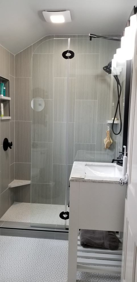 Small modern 3/4 bathroom in Cleveland with white cabinets, an alcove shower, a two-piece toilet, gray tile, ceramic tile, grey walls, porcelain floors, an undermount sink, marble benchtops, white floor, an open shower, grey benchtops, a niche, a single vanity, a freestanding vanity and vaulted.