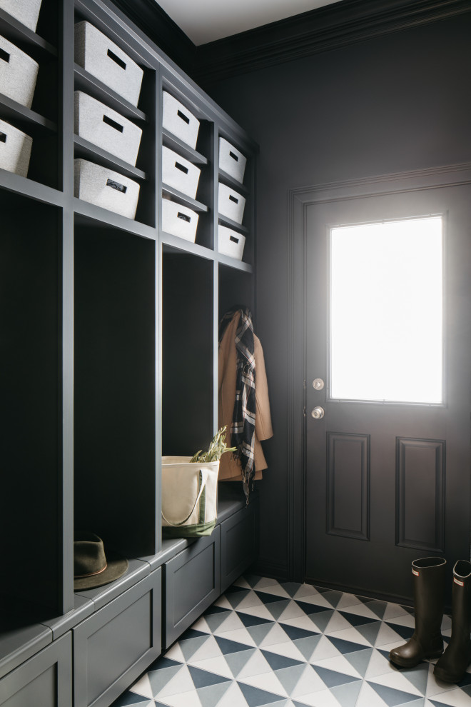 Cette image montre une grande entrée minimaliste avec un vestiaire, un mur gris, un sol en carrelage de céramique, une porte simple, une porte grise, un sol multicolore et un plafond décaissé.
