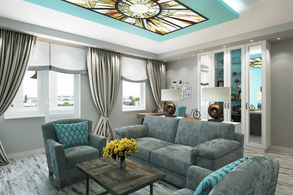 Гостиная с бирюзовым порталом и витражом