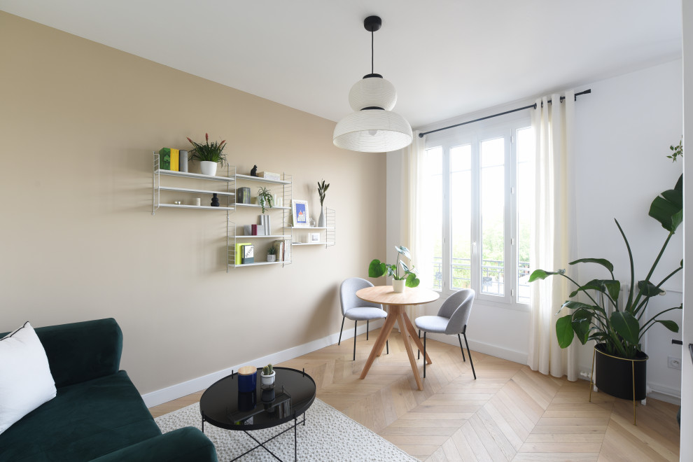 Kleines, Fernseherloses Modernes Wohnzimmer ohne Kamin mit beiger Wandfarbe und Laminat in Paris