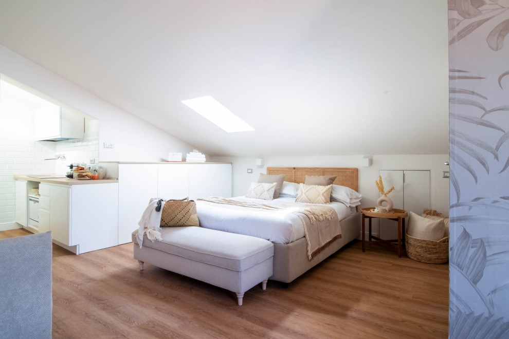 Immagine di una piccola camera da letto mediterranea con pareti beige