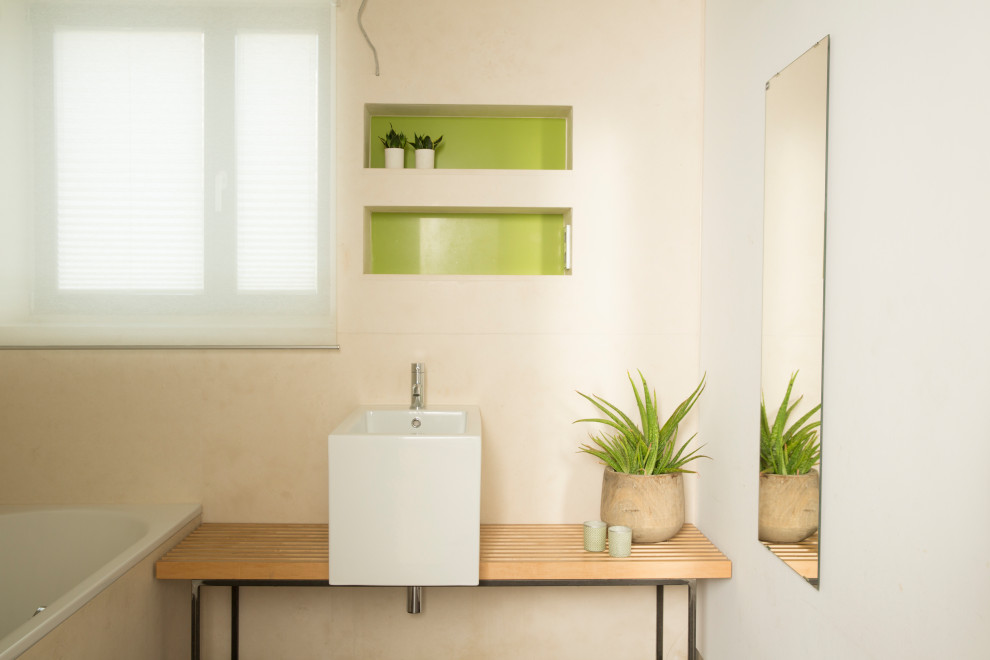 Inspiration för mellanstora moderna badrum, med ett platsbyggt badkar, beige väggar, skiffergolv och brunt golv