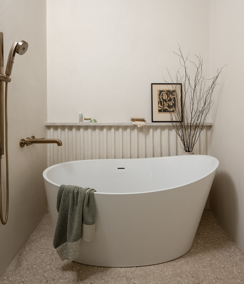 Inspiration för små klassiska en-suite badrum, med ett fristående badkar, beige väggar, klinkergolv i småsten och beiget golv