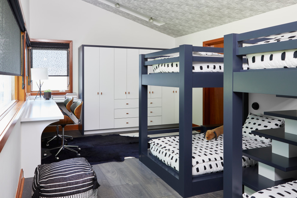 Idéer för ett mellanstort modernt pojkrum kombinerat med sovrum och för 4-10-åringar, med vita väggar, laminatgolv och grått golv
