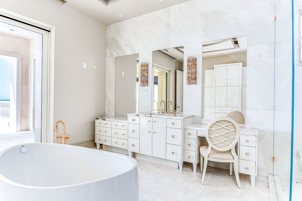 Источник вдохновения для домашнего уюта: большая главная ванная комната в современном стиле с отдельно стоящей ванной, белой плиткой, мраморной плиткой, белым полом, душем с распашными дверями, сиденьем для душа, плоскими фасадами, белыми фасадами, мраморным полом, накладной раковиной, столешницей из кварцита, розовой столешницей, тумбой под одну раковину и встроенной тумбой