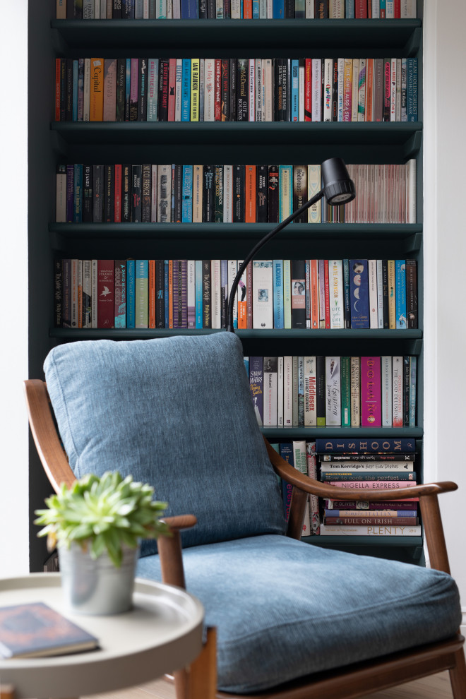 Idées déco pour une grande salle à manger contemporaine fermée avec un mur bleu, parquet clair, cheminée suspendue, un manteau de cheminée en pierre, un sol beige et un plafond à caissons.