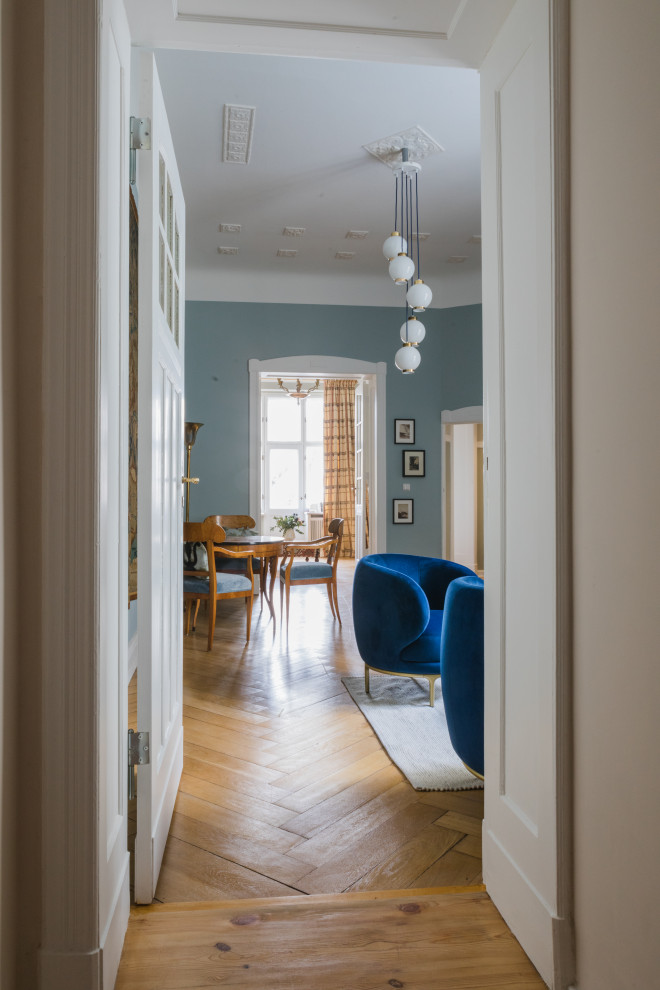 Eklektisches Wohnzimmer mit blauer Wandfarbe in München