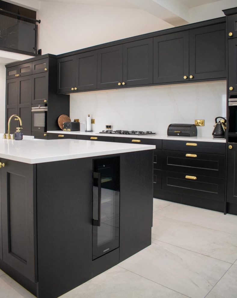 Esempio di un'ampia cucina minimalista con lavello stile country, ante in stile shaker, ante nere, top in quarzite, paraspruzzi bianco, elettrodomestici neri, pavimento beige e top bianco