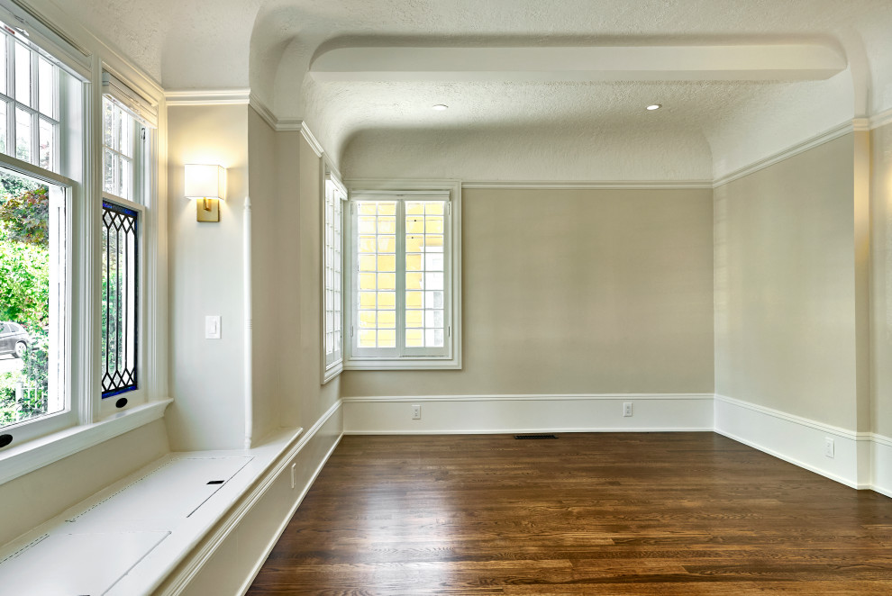 Esempio di un grande soggiorno american style con pareti beige, pavimento in legno massello medio, nessuna TV e pavimento marrone