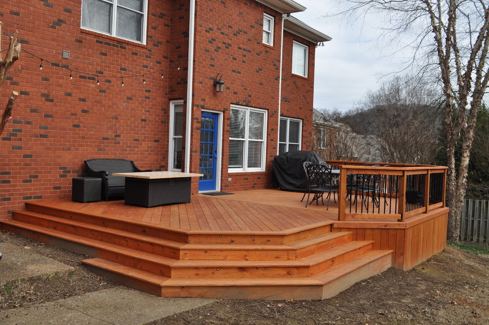 This is an example of an expansive traditional backyard deck in Nashville.