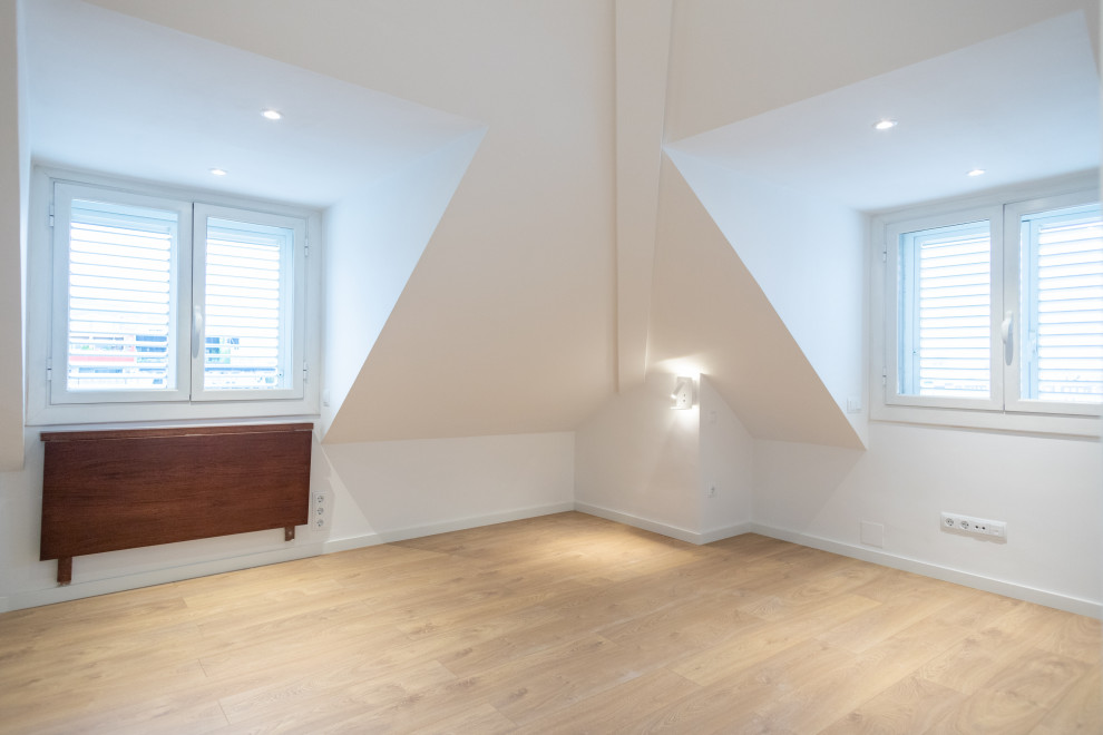 Foto di una camera matrimoniale minimal di medie dimensioni con pareti bianche, pavimento in legno massello medio, nessun camino e pavimento marrone