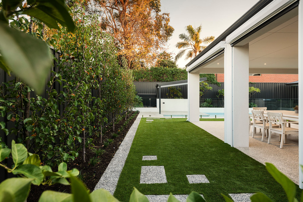 Contemporary partial sun garden in Perth with mulch for spring.