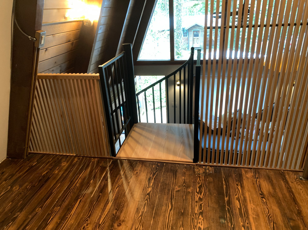 Пример оригинального дизайна: винтовая металлическая лестница среднего размера в стиле рустика с деревянными ступенями и металлическими перилами