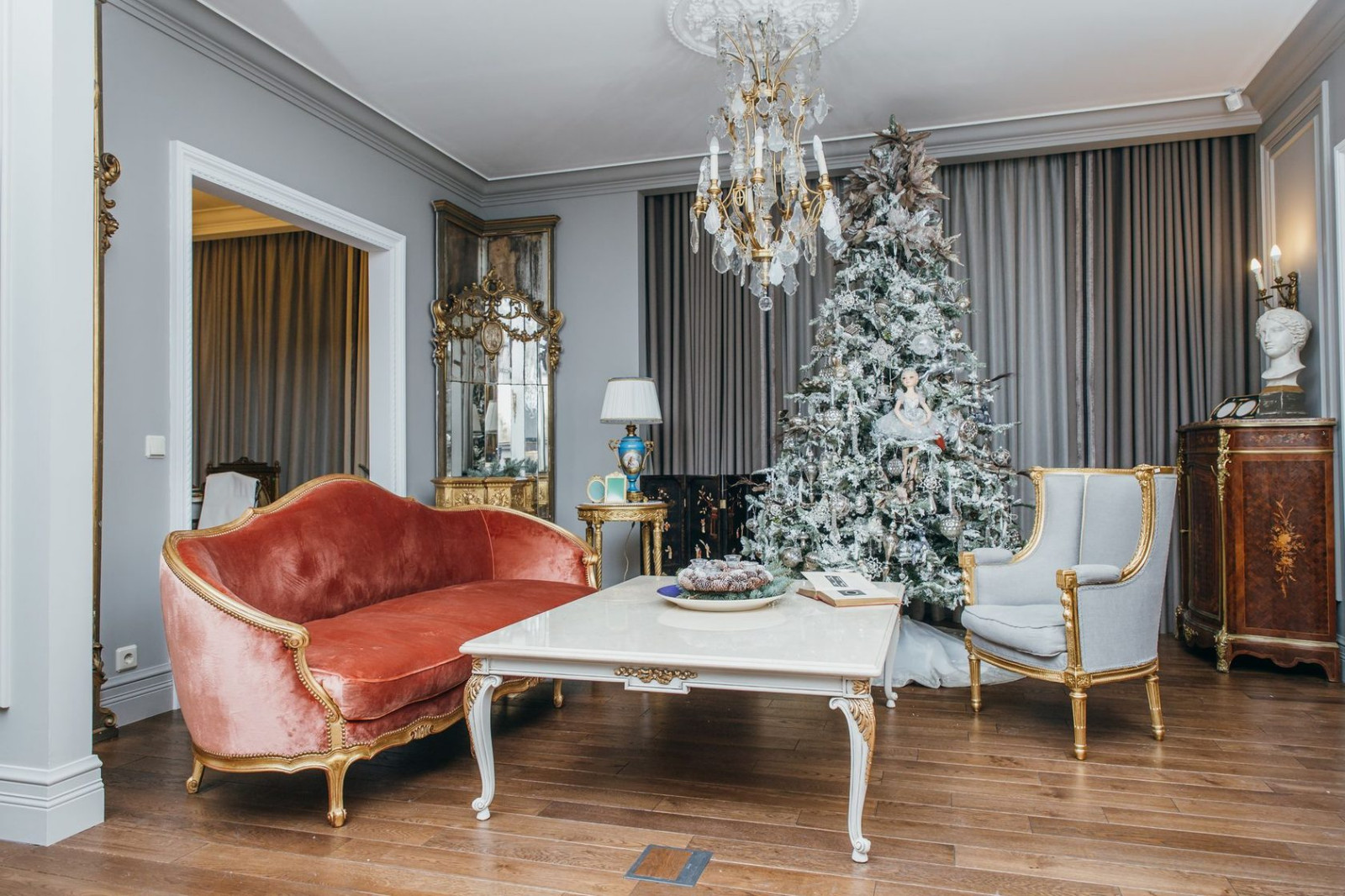 Салон предметов интерьера и антиквариата в Москве