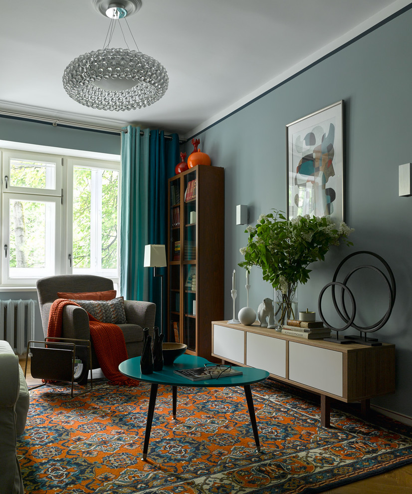 This is an example of a small midcentury living room in Moscow.