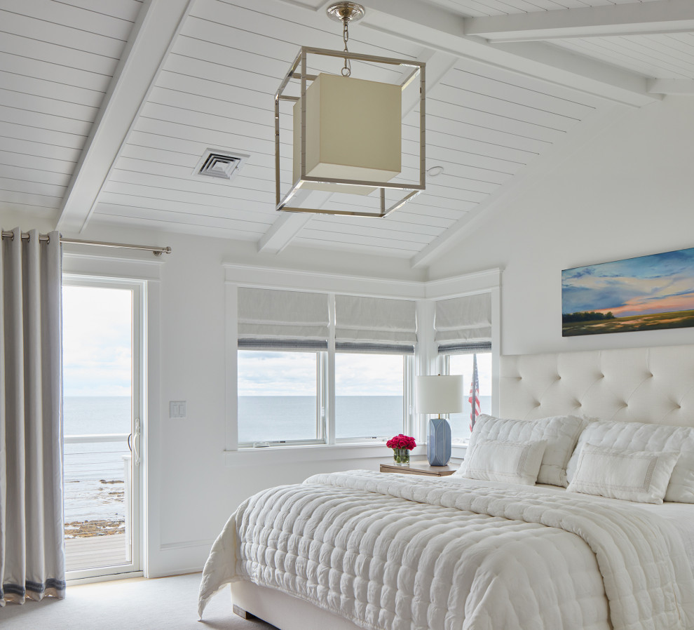 Пример оригинального дизайна: спальня в морском стиле с белыми стенами, ковровым покрытием, бежевым полом, потолком из вагонки и сводчатым потолком