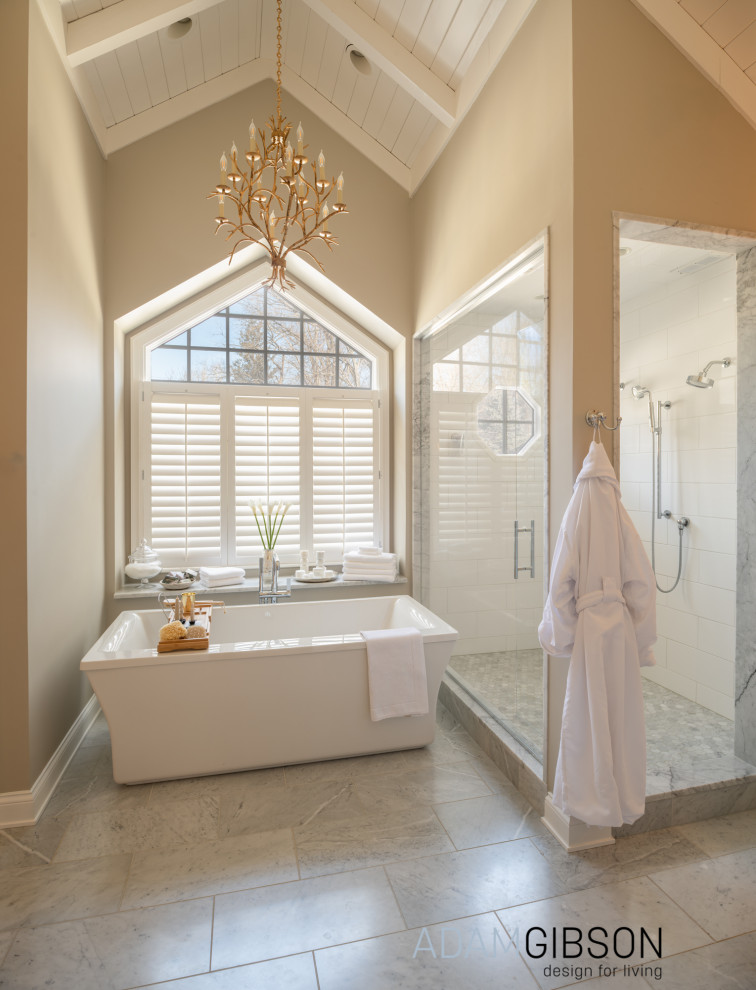 Exempel på ett stort eklektiskt grå grått en-suite badrum, med luckor med profilerade fronter, vita skåp, ett fristående badkar, en dusch i en alkov, en bidé, vit kakel, porslinskakel, gula väggar, marmorgolv, ett undermonterad handfat, marmorbänkskiva, grått golv och dusch med gångjärnsdörr