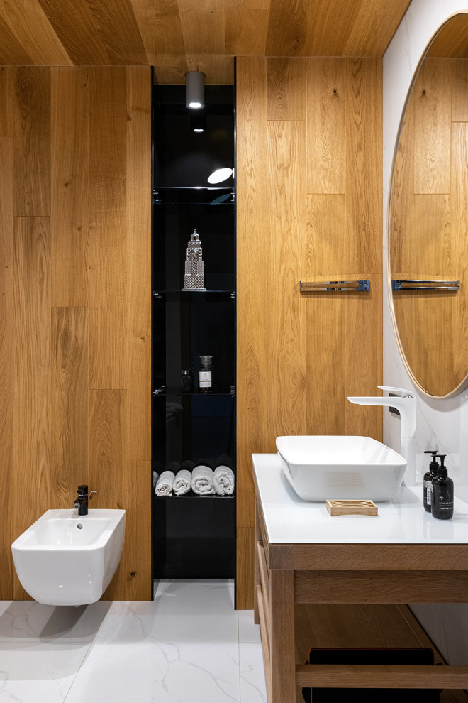На фото: ванная комната в стиле лофт с биде, коричневыми стенами и настольной раковиной с