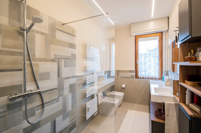 LUCE E SPAZIO PER UN AMBIENTE RINNOVATO minimalistisch-badezimmer