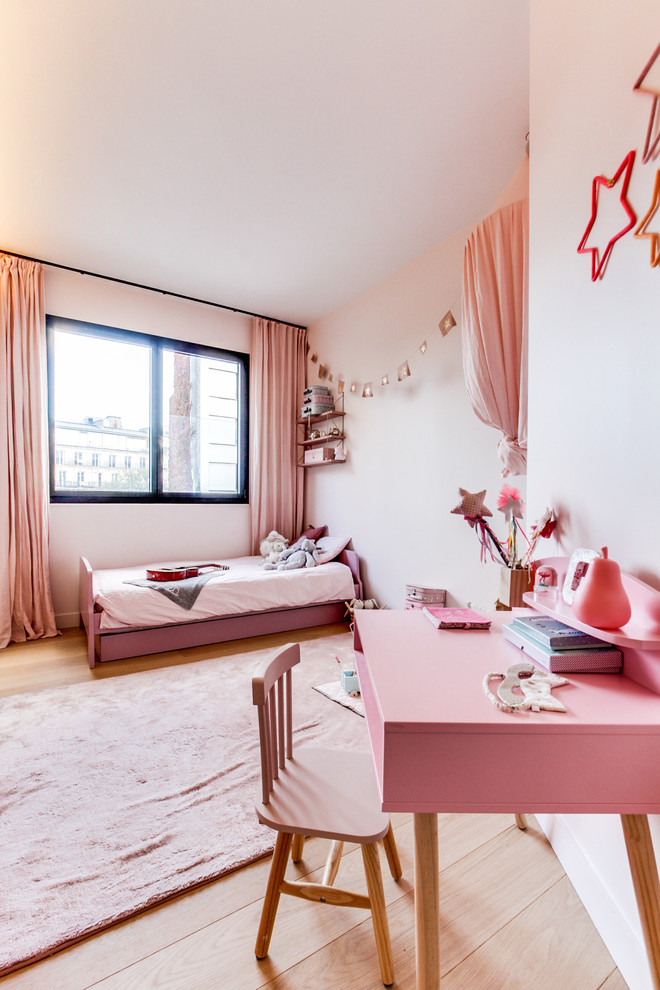 Inspiration for a contemporary kids' bedroom for girls in Paris with white walls, light hardwood floors and beige floor.