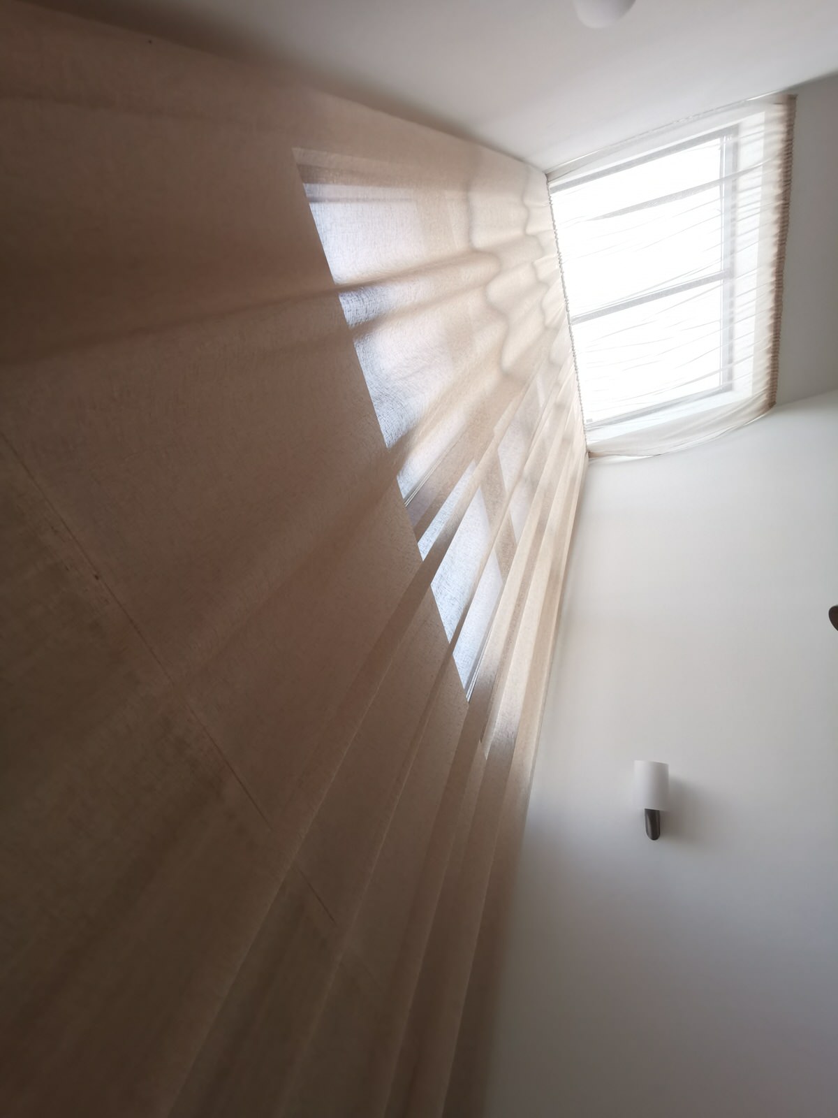 Оформление лестничного окна