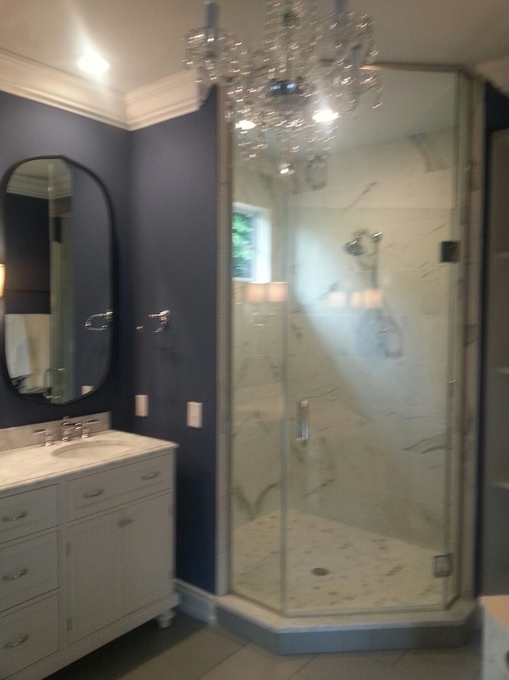 Idee per una stanza da bagno padronale classica di medie dimensioni con consolle stile comò, ante bianche, doccia ad angolo, piastrelle grigie, piastrelle in gres porcellanato, pareti blu e pavimento in gres porcellanato