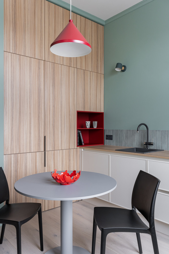 Стильный дизайн: столовая в современном стиле с зелеными стенами - последний тренд