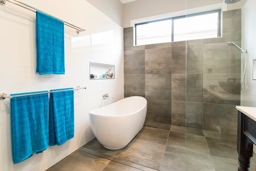 Photo of a mid-sized industrial master bathroom in Melbourne.
