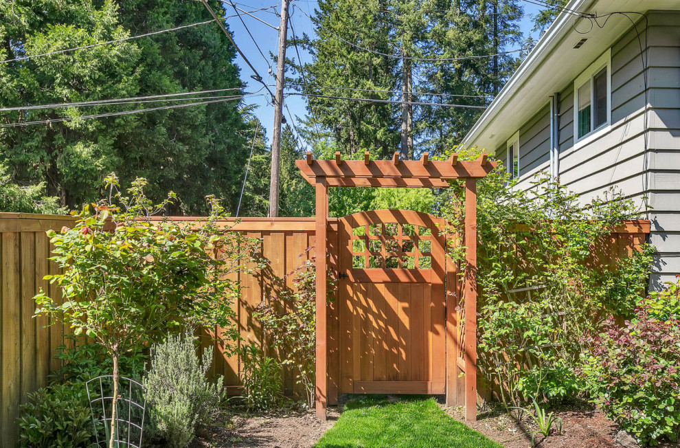 Geometrisches, Mittelgroßes Klassisches Gartentor im Sommer, hinter dem Haus mit direkter Sonneneinstrahlung, Mulch und Holzzaun in Portland