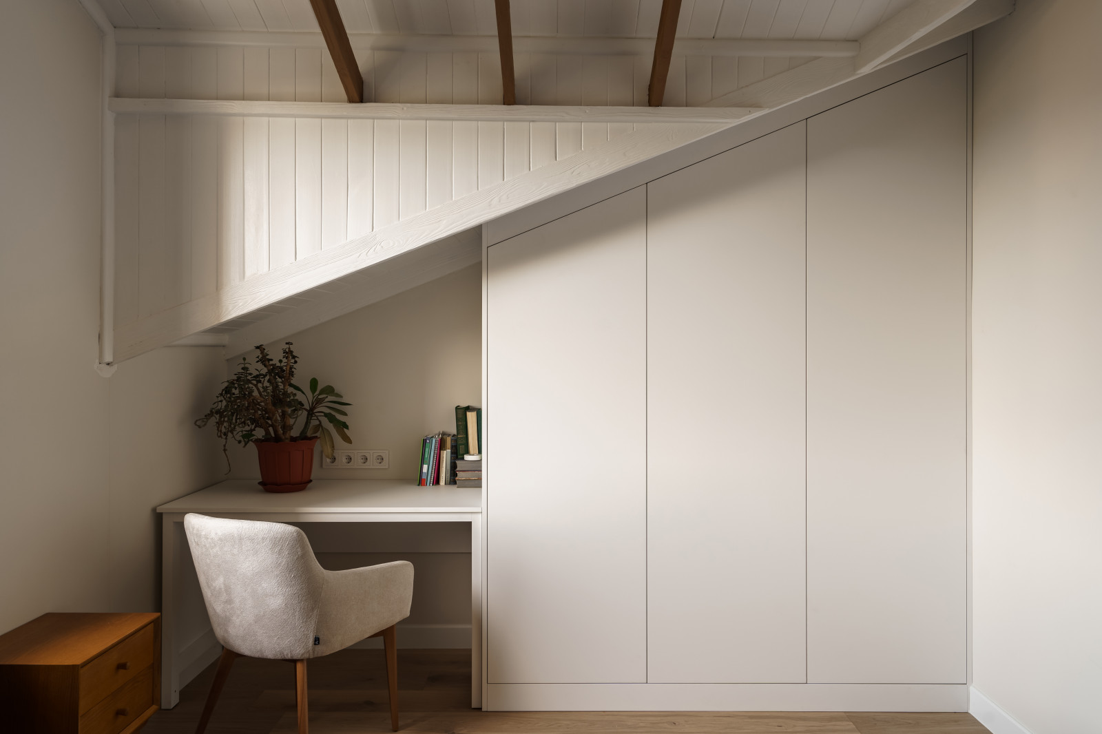 Белая кухня с отдельными пеналами