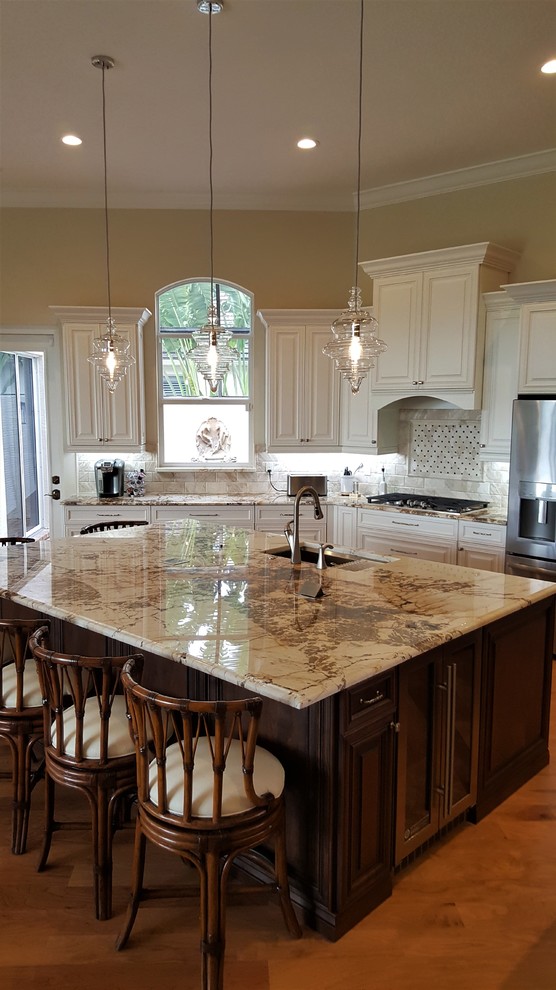 Kitchen - transitional kitchen idea in Miami