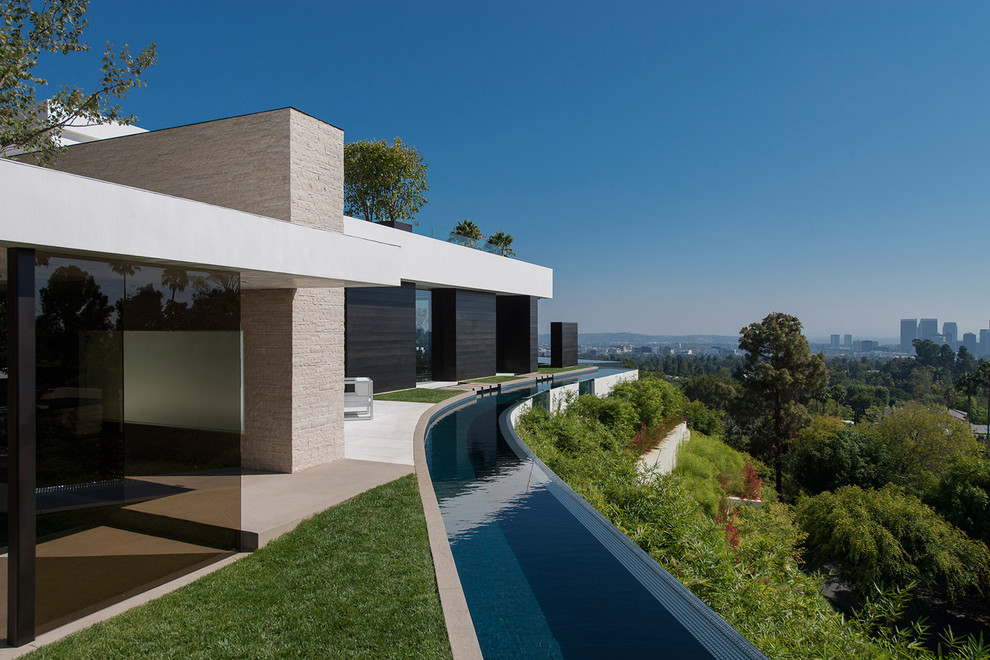 Expansive contemporary sloped full sun formal garden in Los Angeles with a water feature.